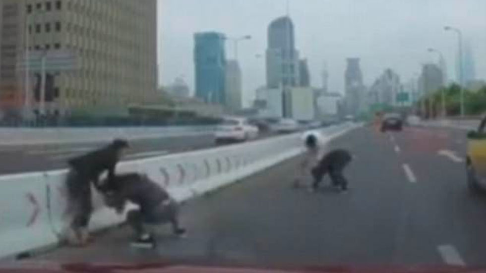 #Video Automovilistas se golpean en plena avenida