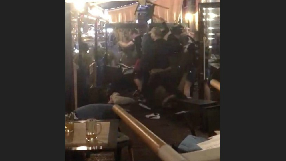 #Video Aficionados ucranianos y del Liverpool pelean en bar de Kiev