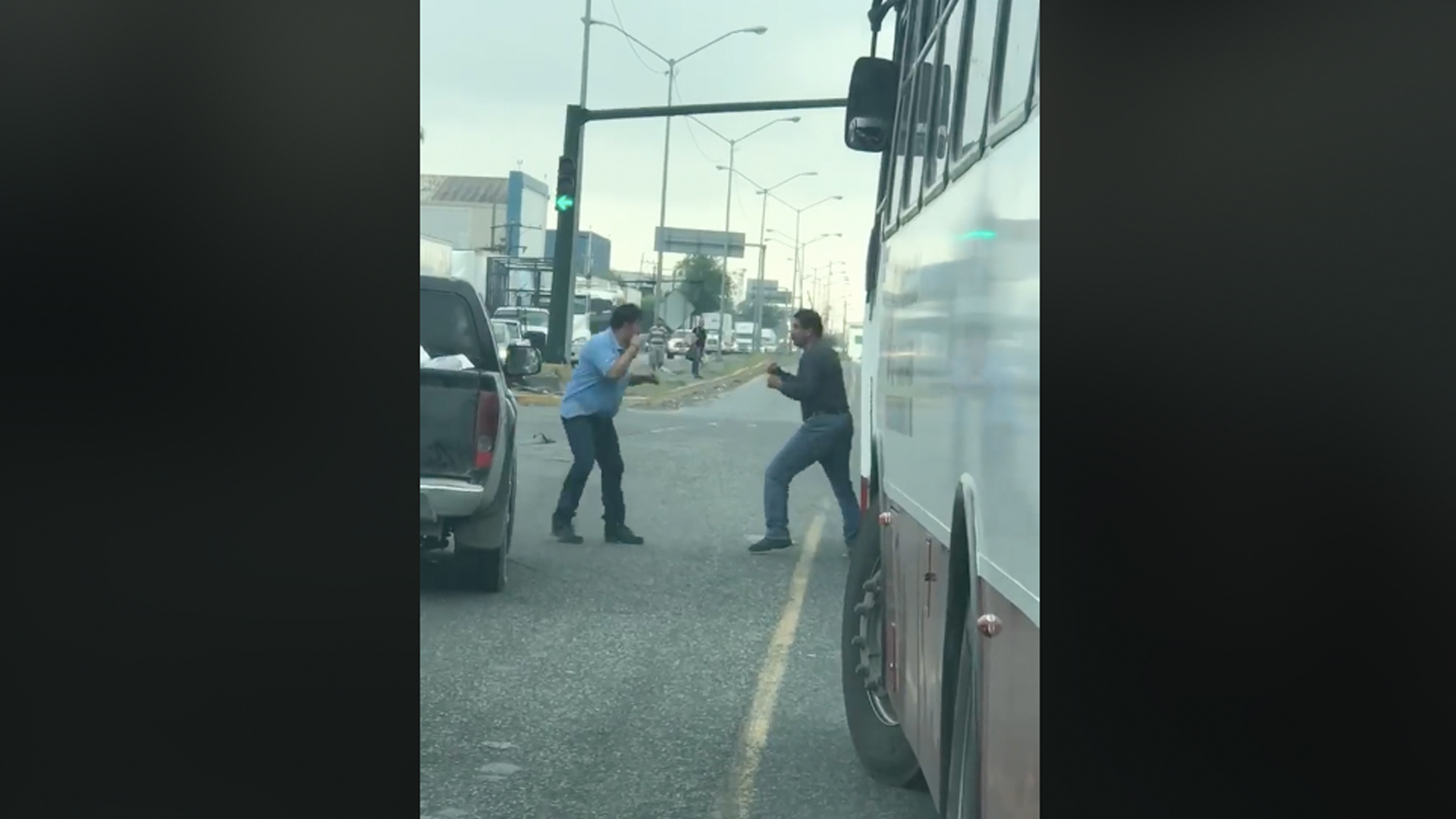 #Video Captan pelea entre conductores en Nuevo León