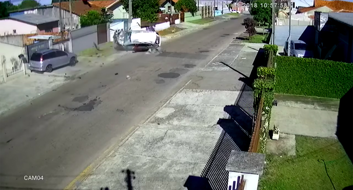 #Video Hombre sale volando de auto durante persecución en Brasil #Video Hombre sale volando de auto durante persecución en Brasil