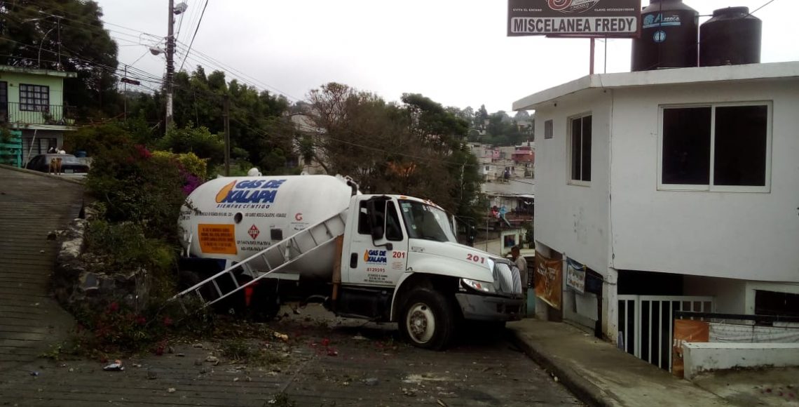 Pipa de gas se queda sin frenos frente a jardín de niños en Veracruz - pipa-de-gas-2
