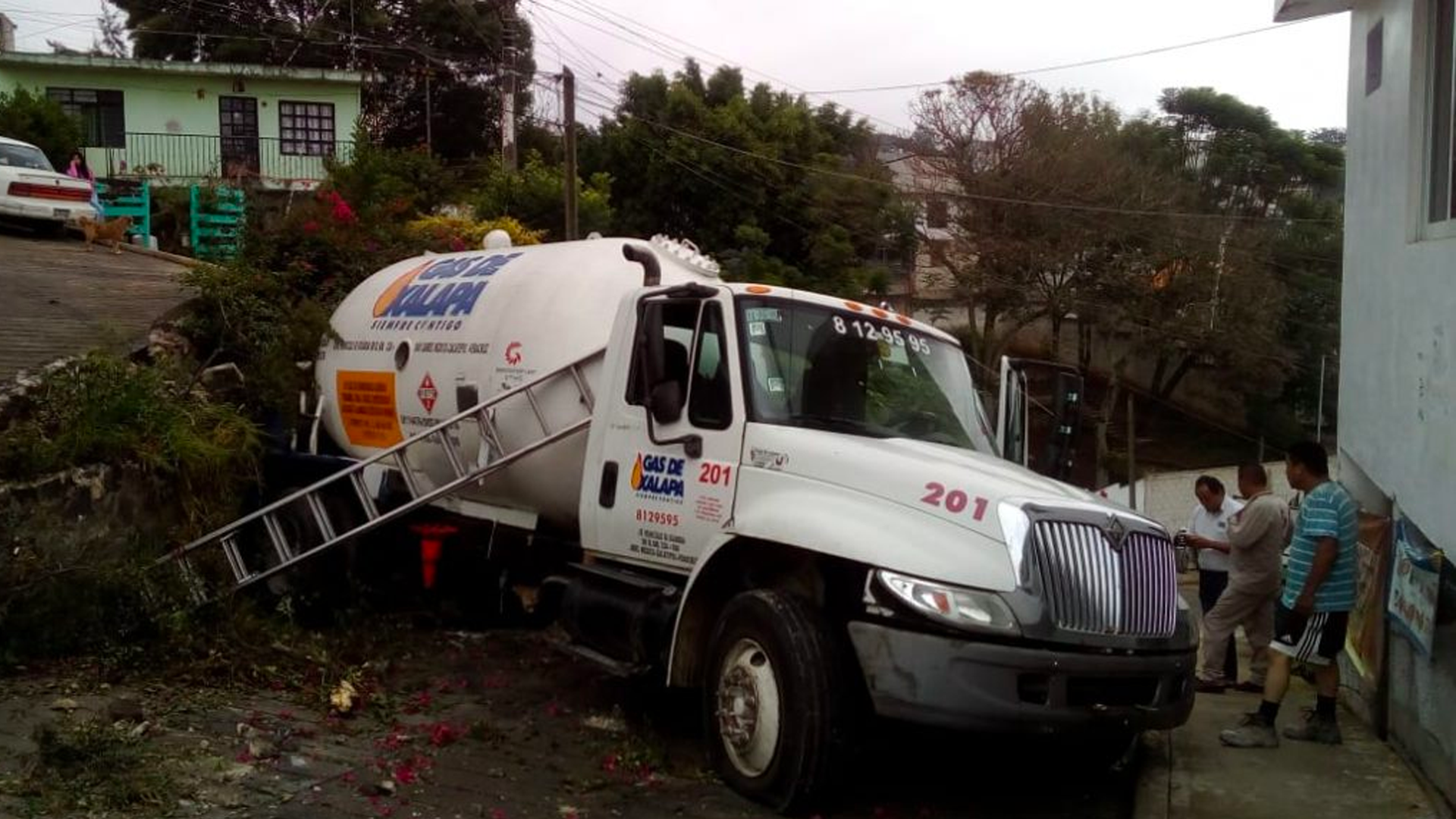 Pipa de gas se queda sin frenos frente a jardín de niños en Veracruz