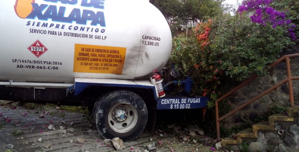 Pipa de gas se queda sin frenos frente a jardín de niños en Veracruz - pipa-de-gas