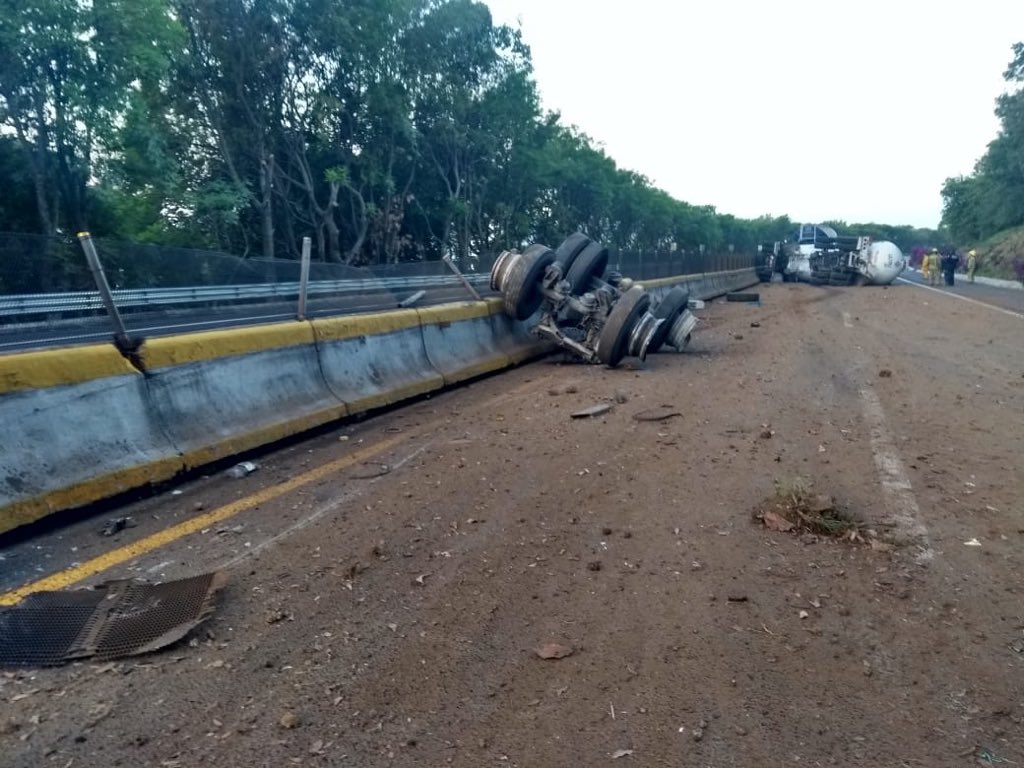 Abren carriles en contraflujo en la México-Cuernavaca - pipa-de-gas