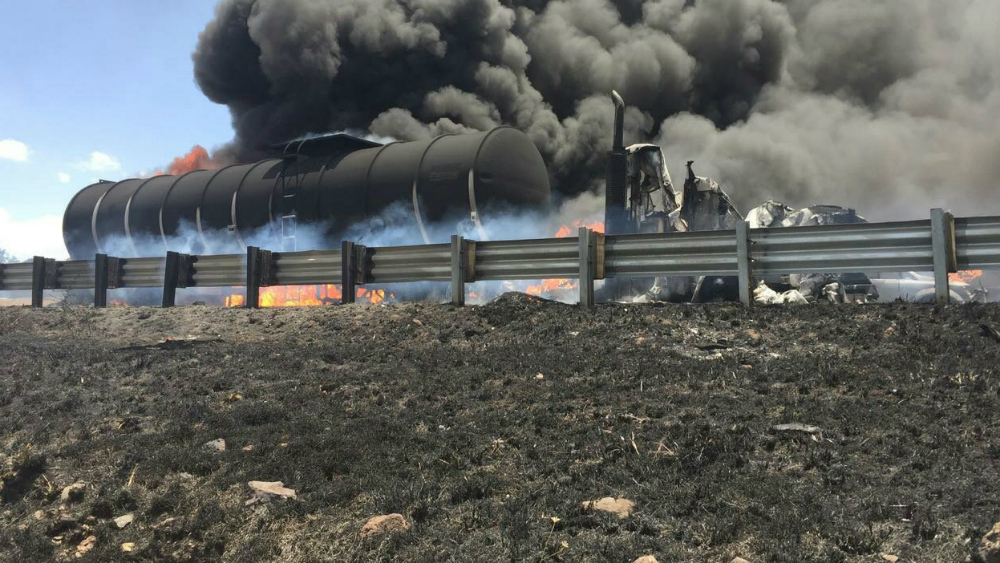 Se incendia pipa en Libramiento Noreste de Querétaro