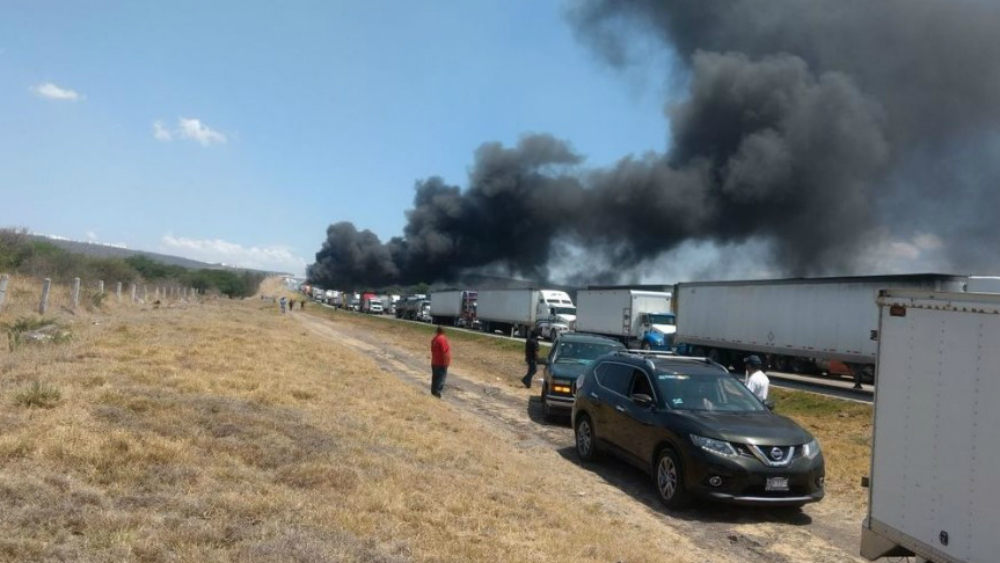 Se incendia pipa en Libramiento Noreste de Querétaro - pipa-explosion-queretaro3