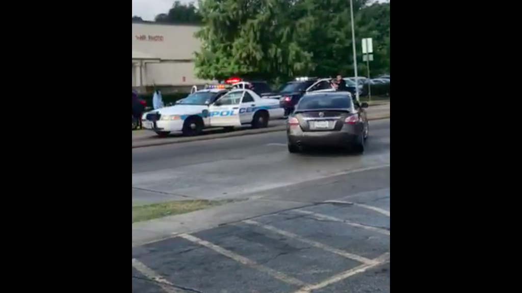 #Video Policía amenaza a mujer afroamericana en Houston #Video Policía amenaza a mujer afroamericana en Houston
