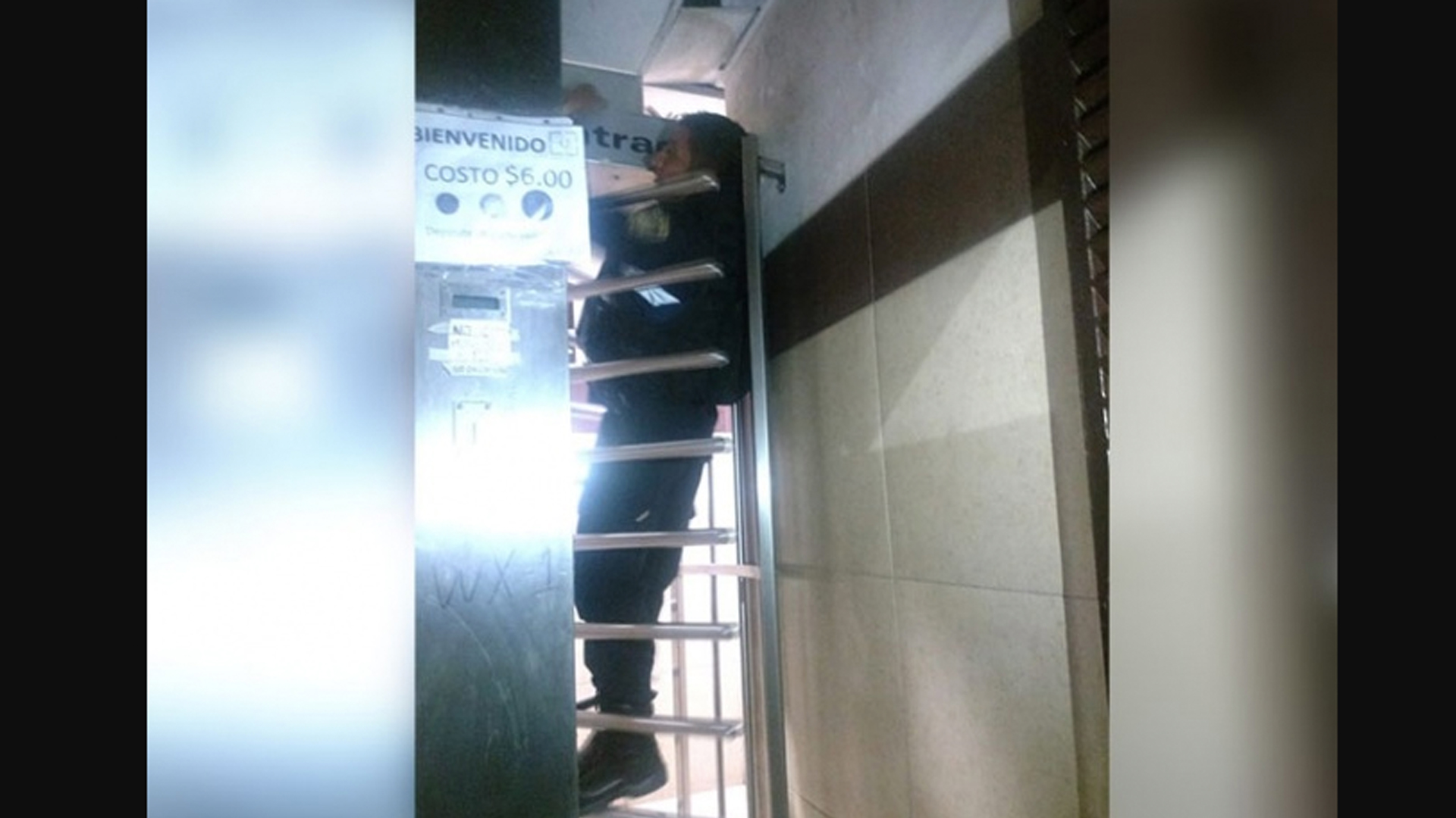 Policía queda atrapado en puerta de baño