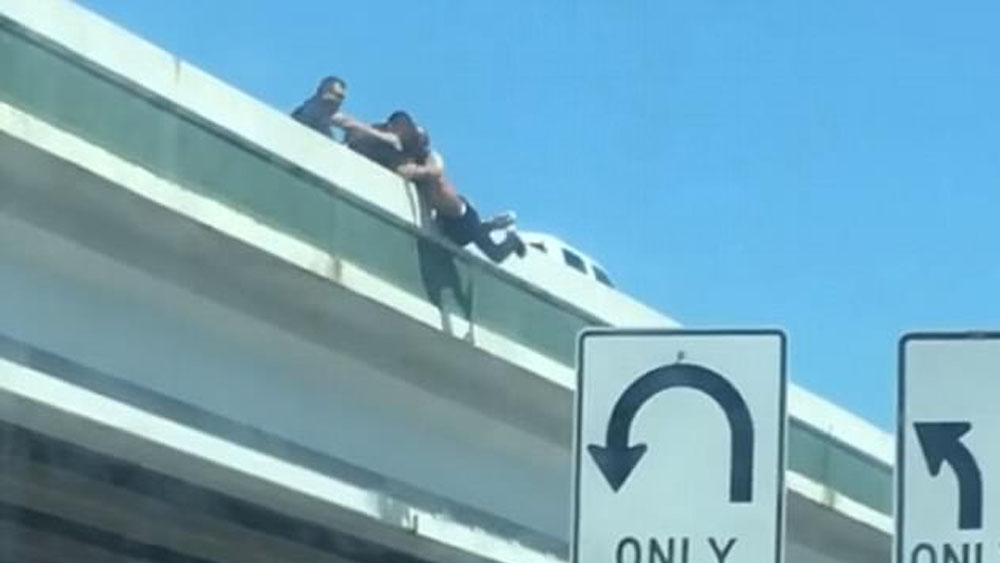 #Video Policía evita que hombre salte de puente