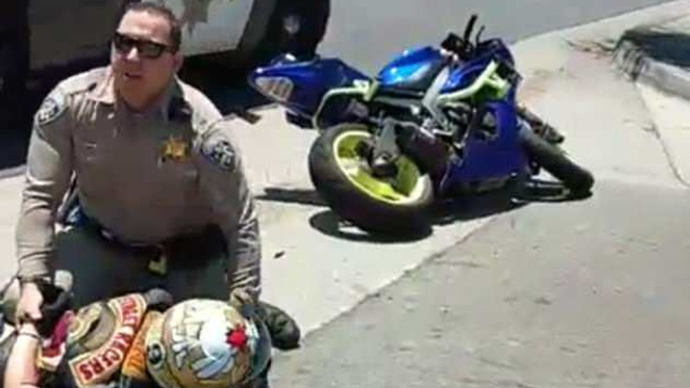#Video Policía derriba a motociclista tras persecución