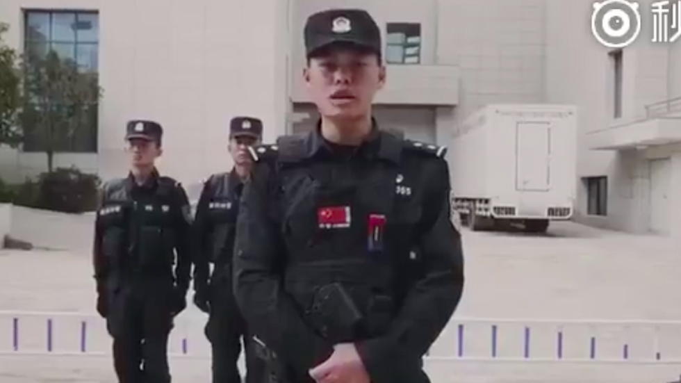 #Video Policía de China enseña cómo defenderse de un ataque con cuchillo