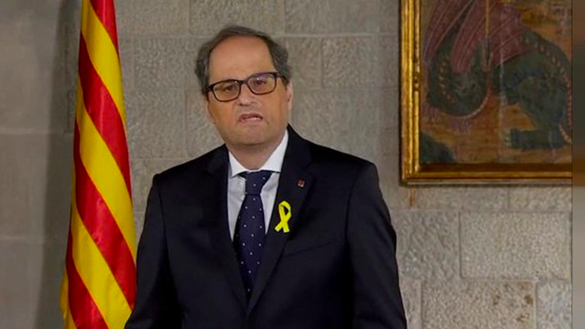Demandan a presidente catalán por no retirar emblemas independentistas