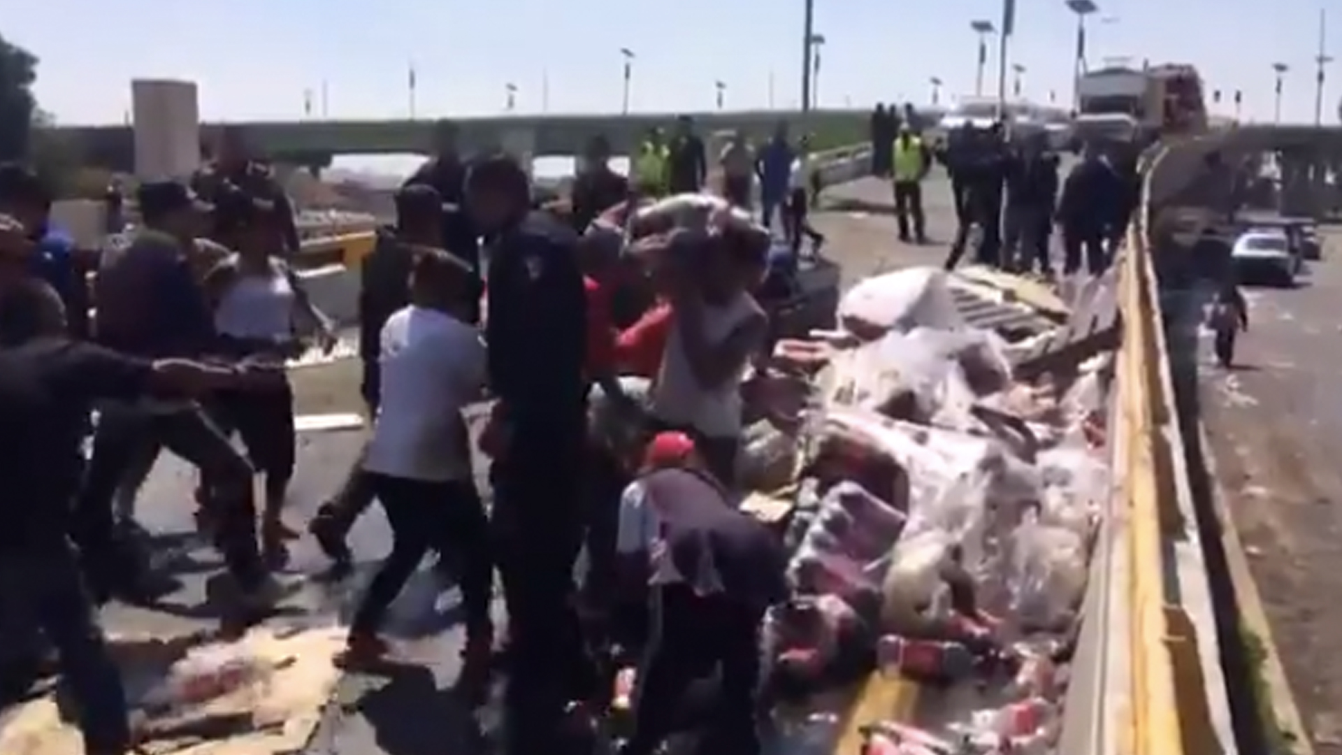 #Video Habitantes rapiñan tráiler de refresco que volcó en Edomex