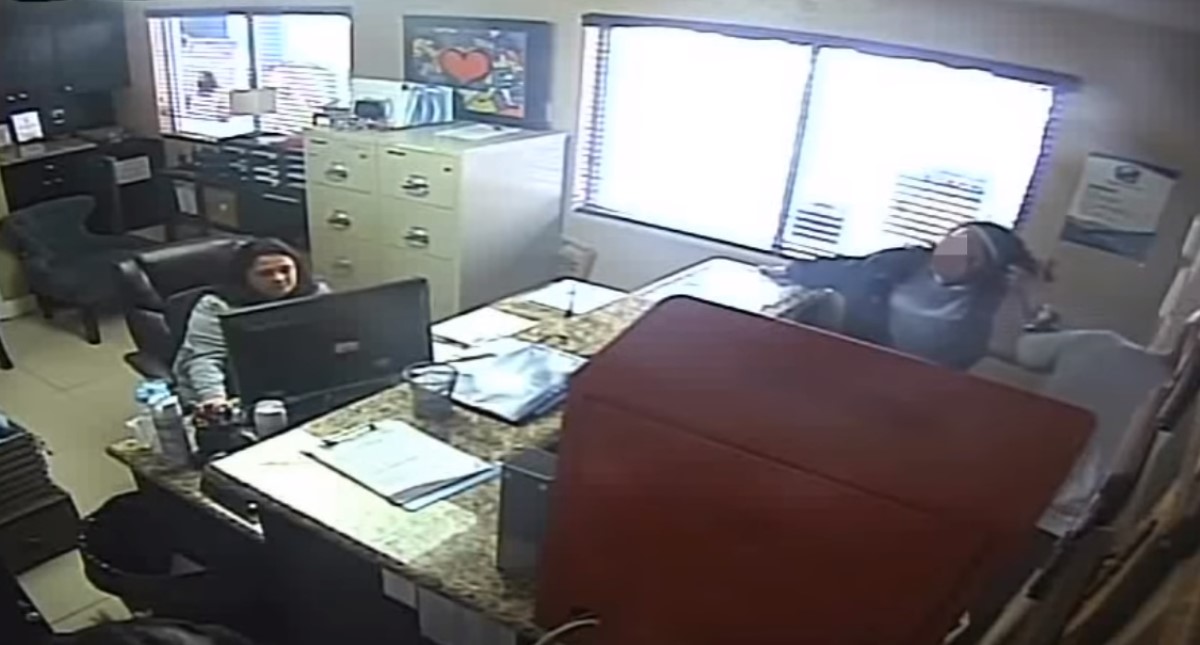 #Video Oficial de Miami golpea a su hija por mal comportamiento