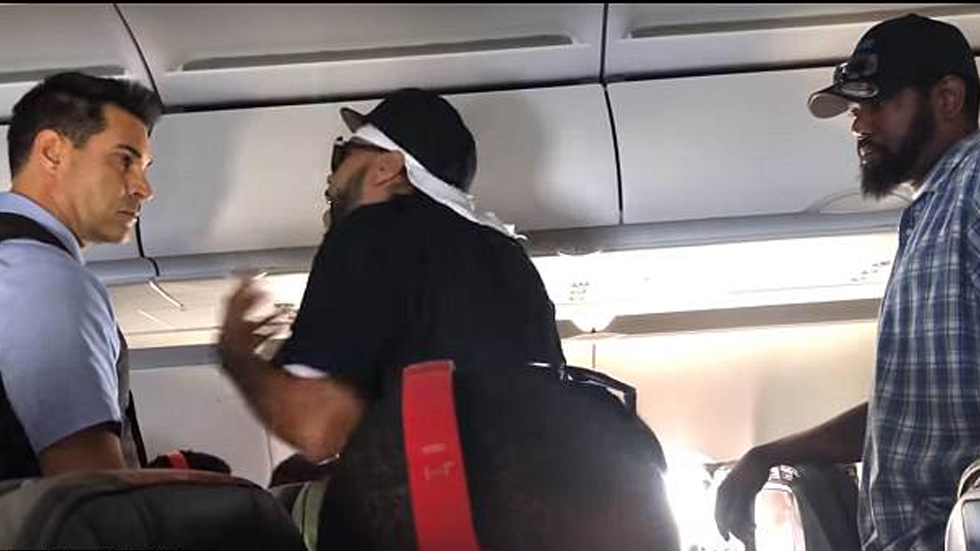 #Video Hombre ebrio exige otra bebida en vuelo a Miami y desata pelea