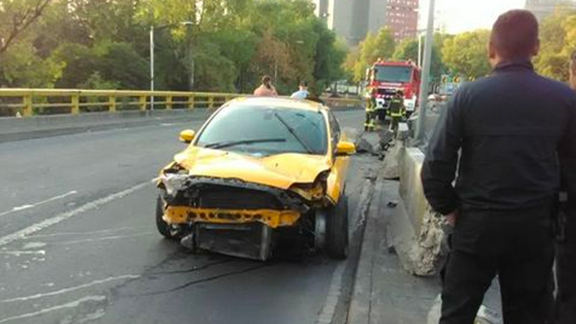 Auto a exceso de velocidad vuelca en Río San Joaquín