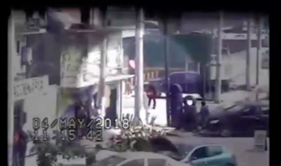 #VIDEO Cámaras de seguridad captan robo a farmacia en Tláhuac