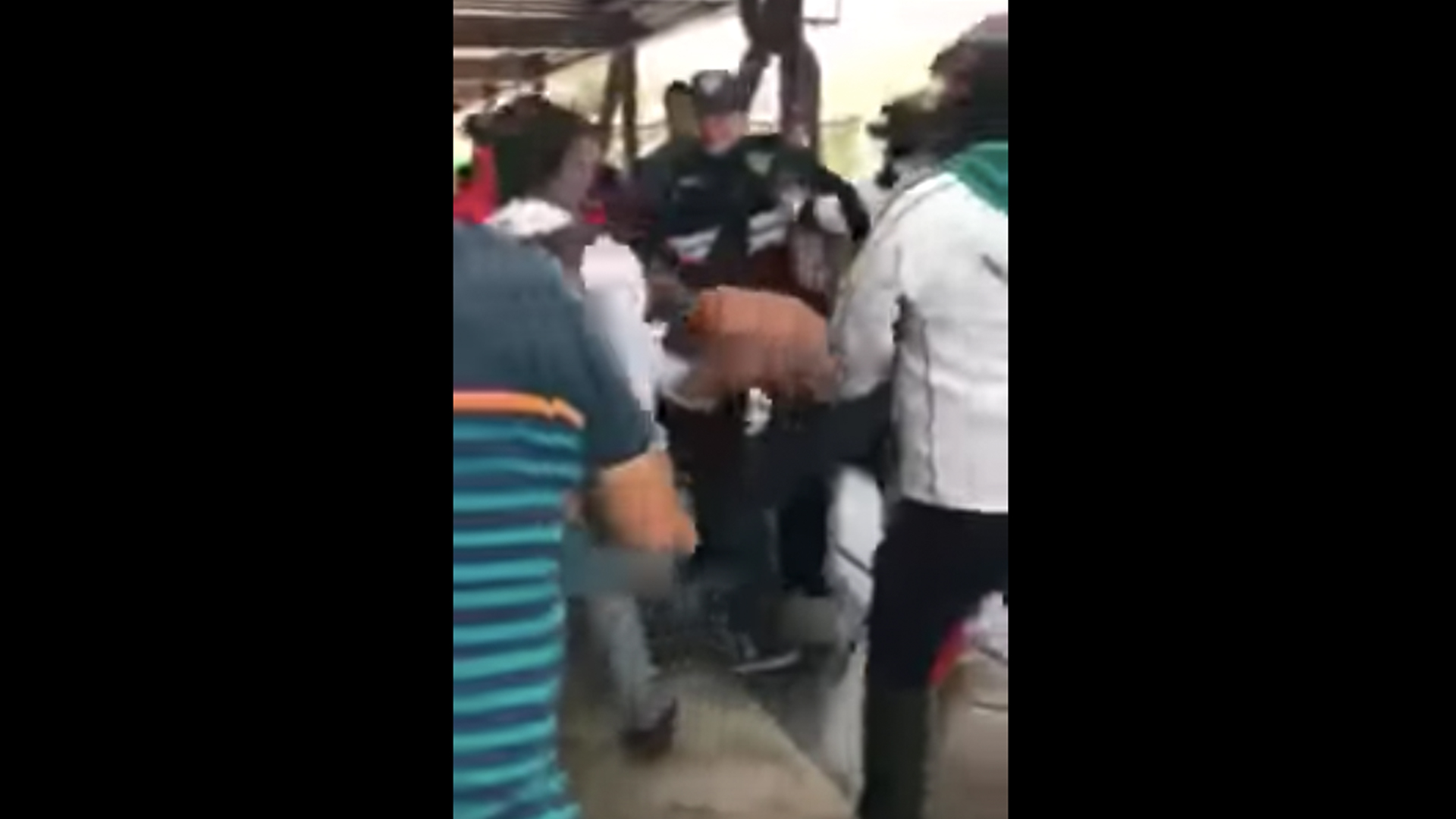 #VIDEO Pasajeros del Metro golpean a presunto ladrón