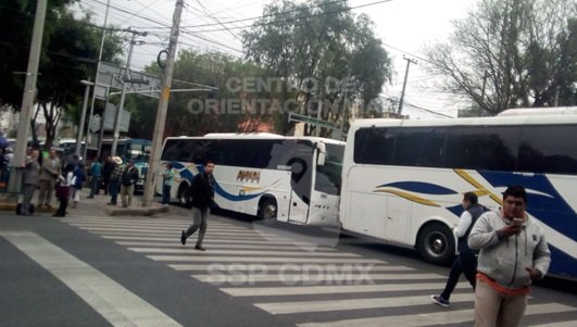 Campesinos bloquean Eje 7 Sur - sagarpa-planton