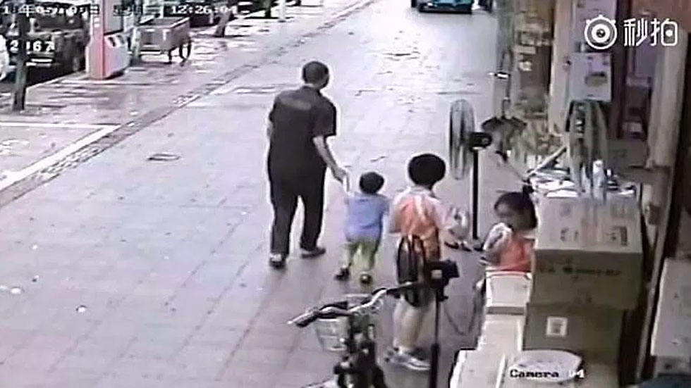 #Video Niño impide secuestro de su hermano menor