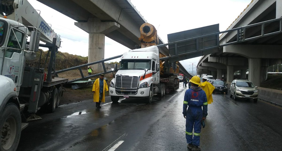 Cae señalamiento vial sobre tráiler en la México-Toluca