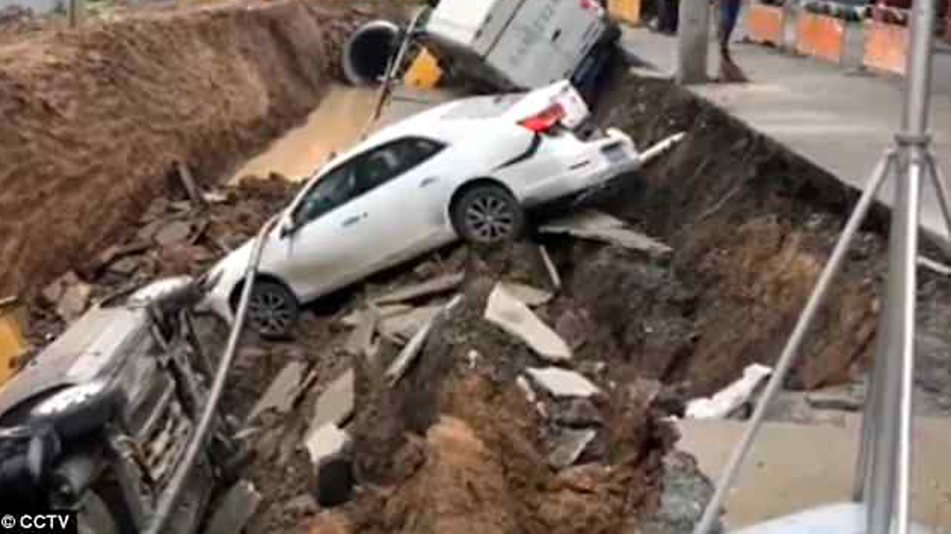 #Video Socavón en China arrastra a tres vehículos