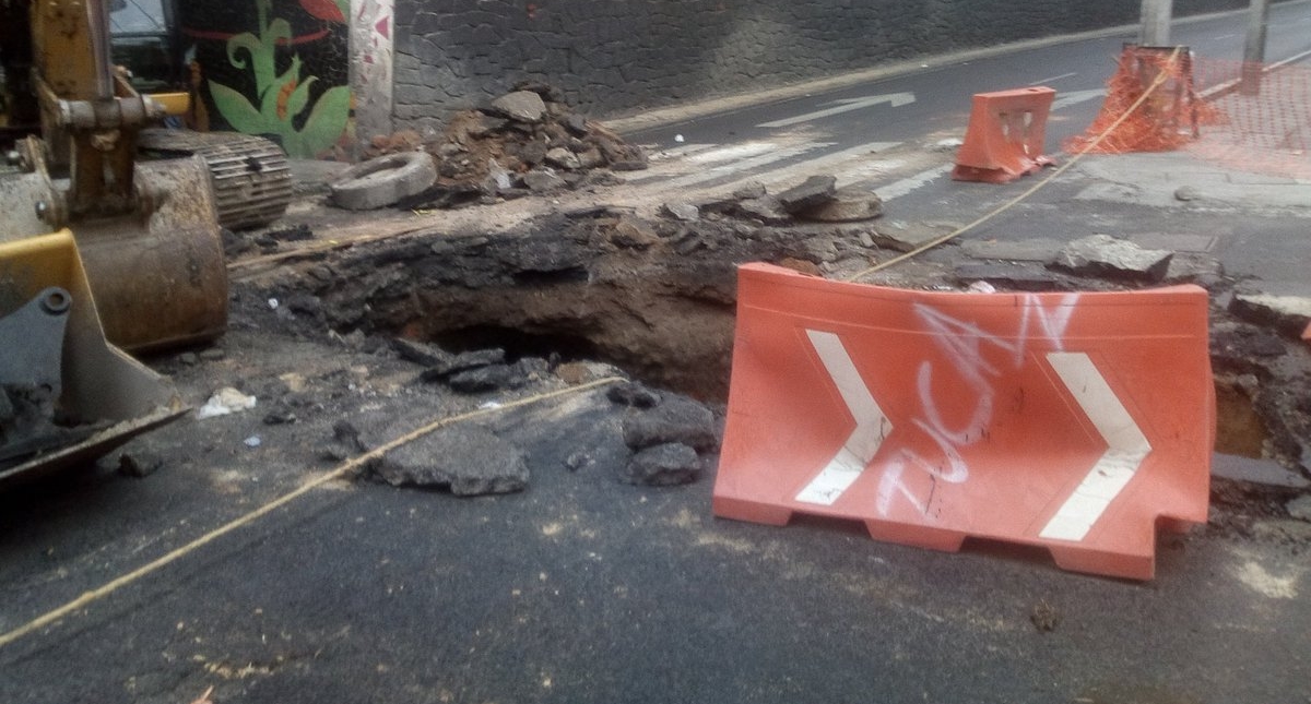 Fuga de agua forma socavón en Periférico