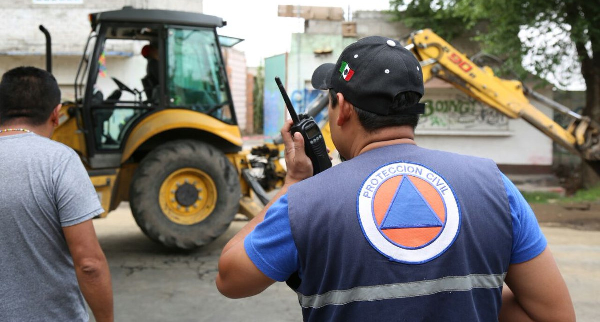 Se abre socavón de 10 metros de diámetro en Tláhuac