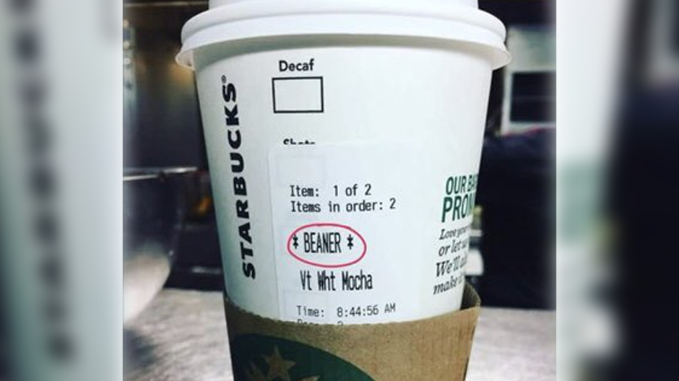 Escriben ‘frijolero’ en vaso de mexicano en Starbucks de Los Ángeles