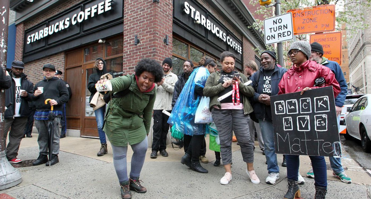 Starbucks capacitará a empleados para evitar la discriminación