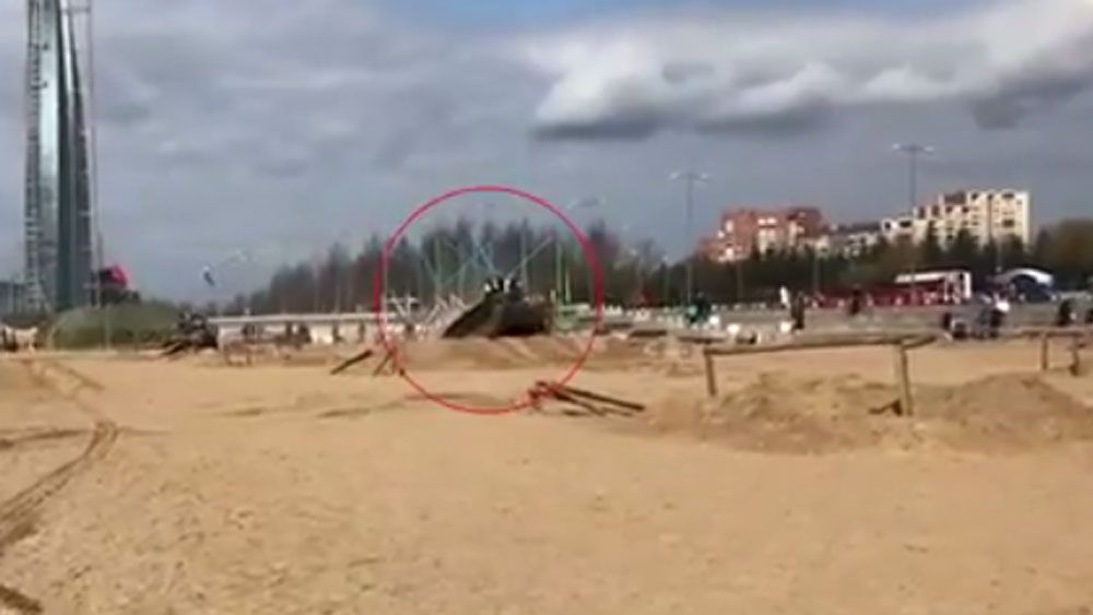 #Video Hombres y niños caen de tanque en movimiento