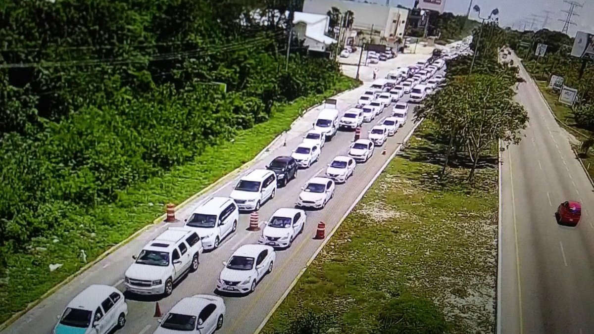 Taxistas paralizan Quintana Roo por ley de movilidad