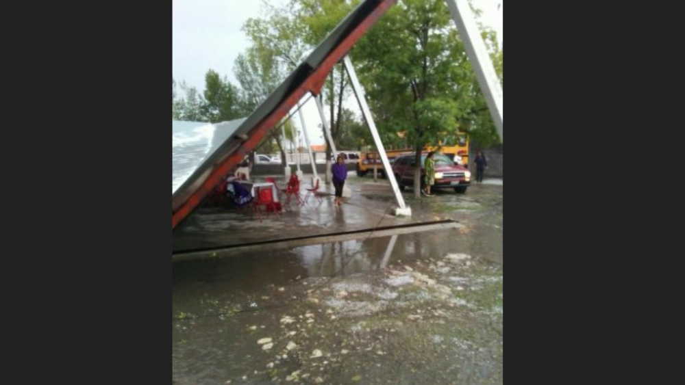 Colapsa techo en secundaria de Nuevo León durante festejos de 10 de mayo