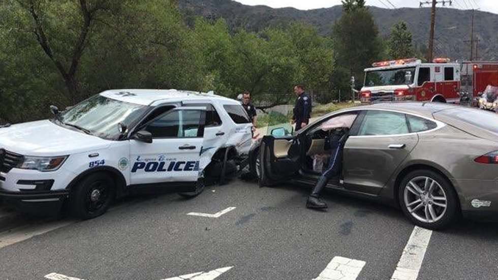 Auto Tesla choca contra patrulla en California - tesla-acciente-autopilot-california-2