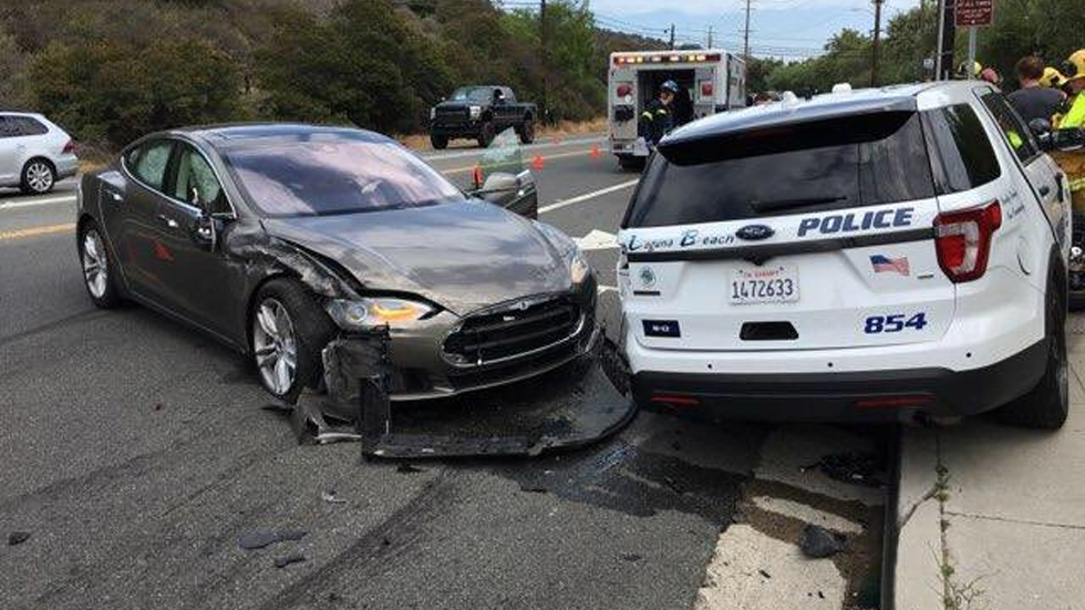 Auto Tesla choca contra patrulla en California Auto Tesla choca contra patrulla en California