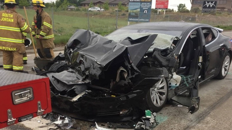 Tesla semiautónomo se estrella contra camión de bomberos