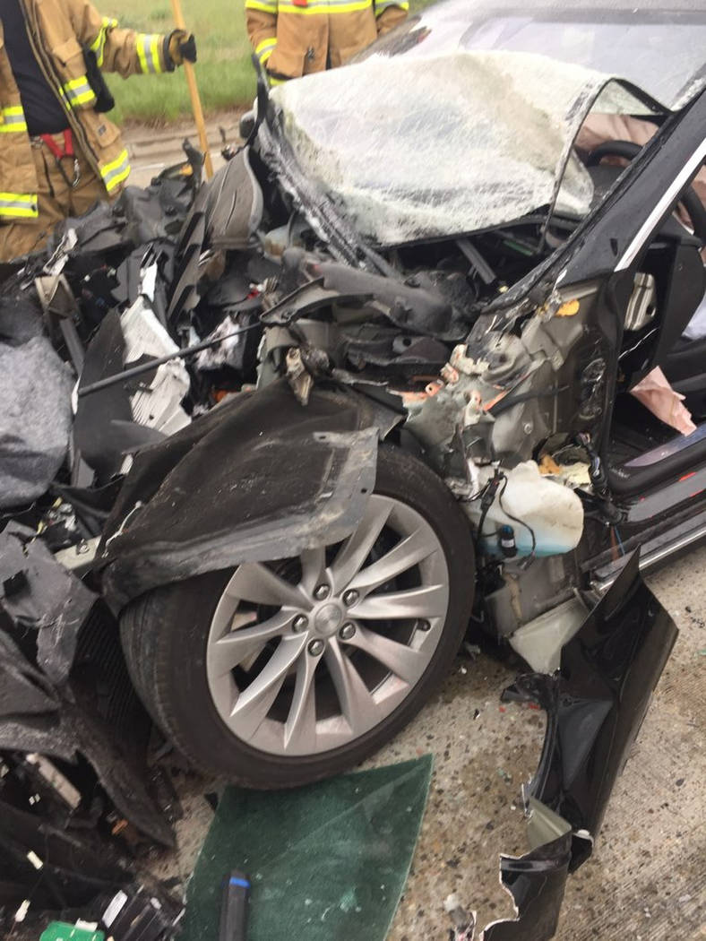 Tesla semiautónomo se estrella contra camión de bomberos - tesla