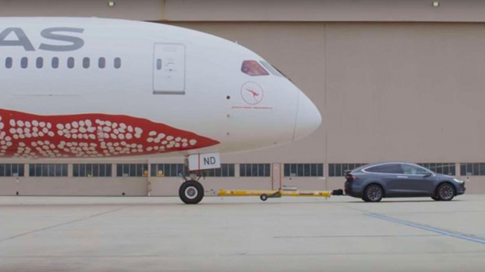 #Video Tesla consigue Récord Guinness al remolcar avión comercial