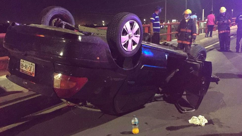 Joven vuelca frente a la Universidad Iberoamericana de Torreón