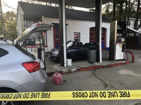 Trabajador de gasolinera se prende fuego en Massachusetts - trabajador-gasolinera-fuego