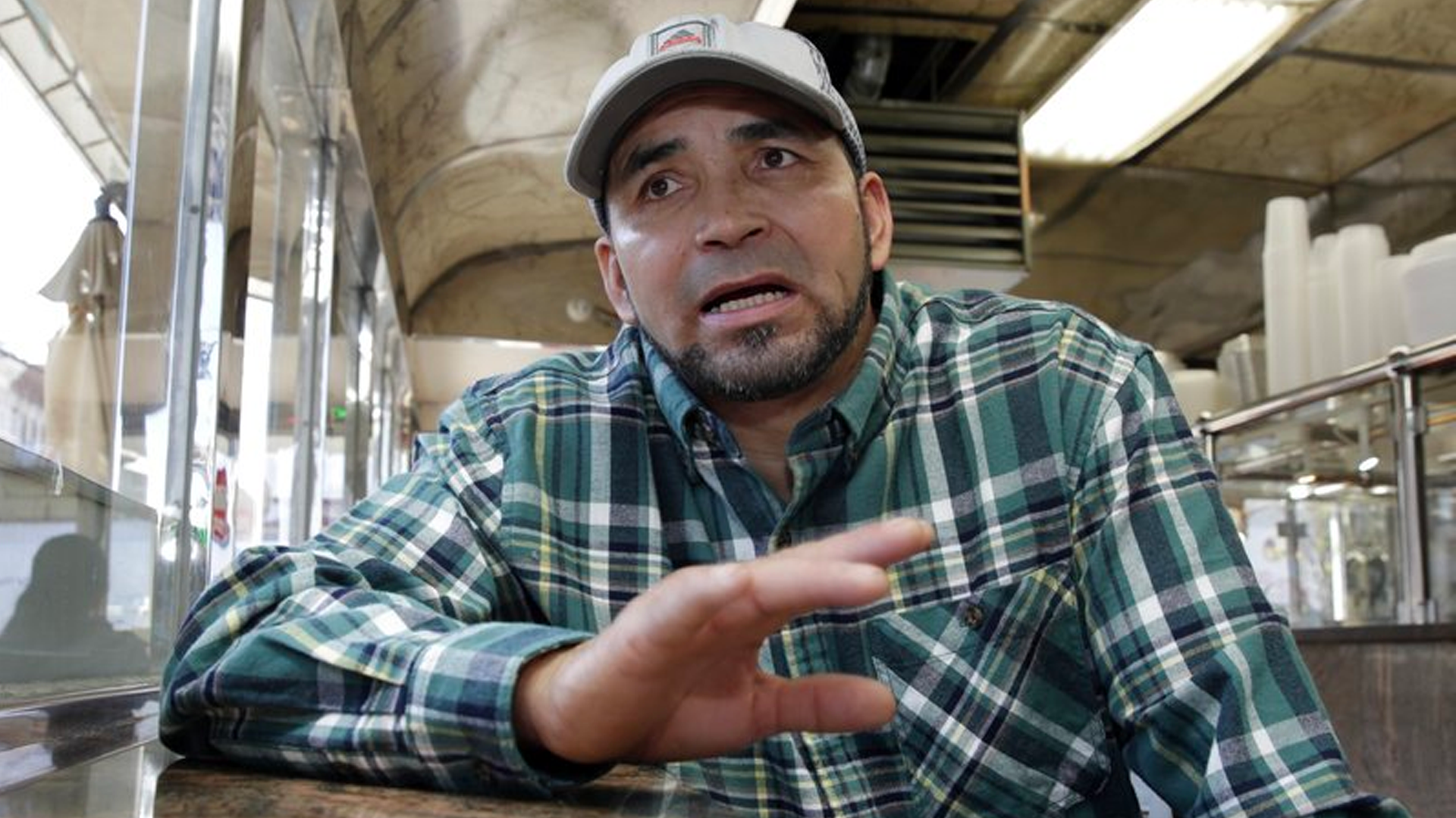 Hispanos demandan a empresa de trenes de NY por discriminación