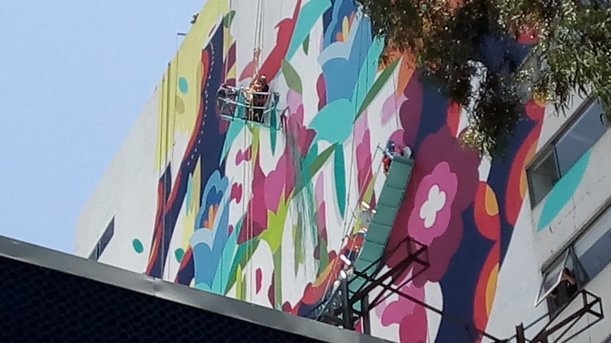 Rescatan a trabajadores suspendidos de andamios en Paseo de la Reforma