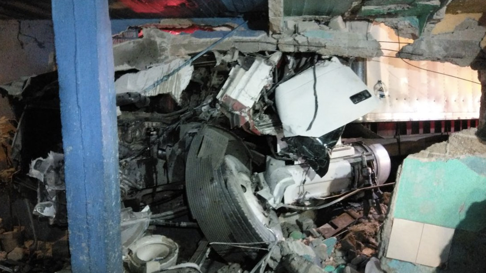 Tráiler choca contra vecindad en Gustavo A. Madero - trailer