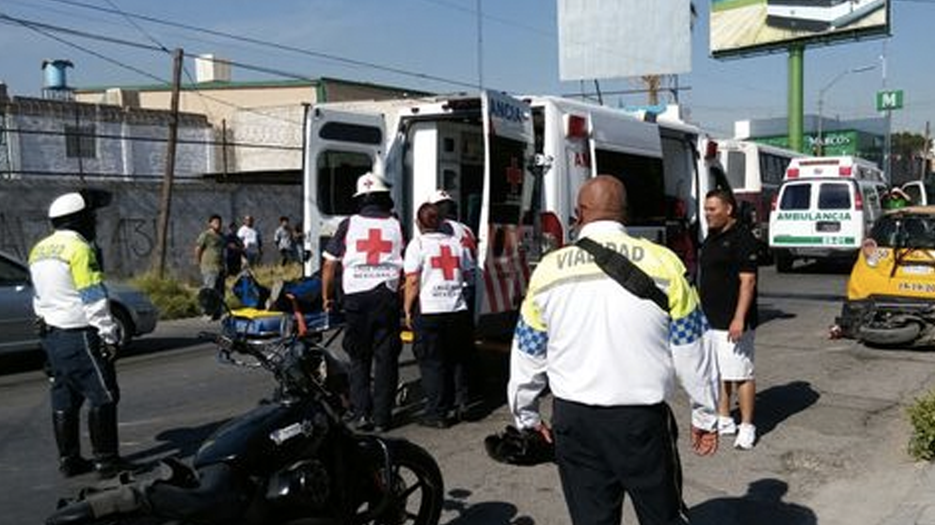 Atropella a tránsito debido al sol