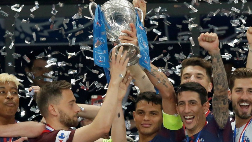 #Video PSG invita al capitán rival para levantar trofeo de Copa