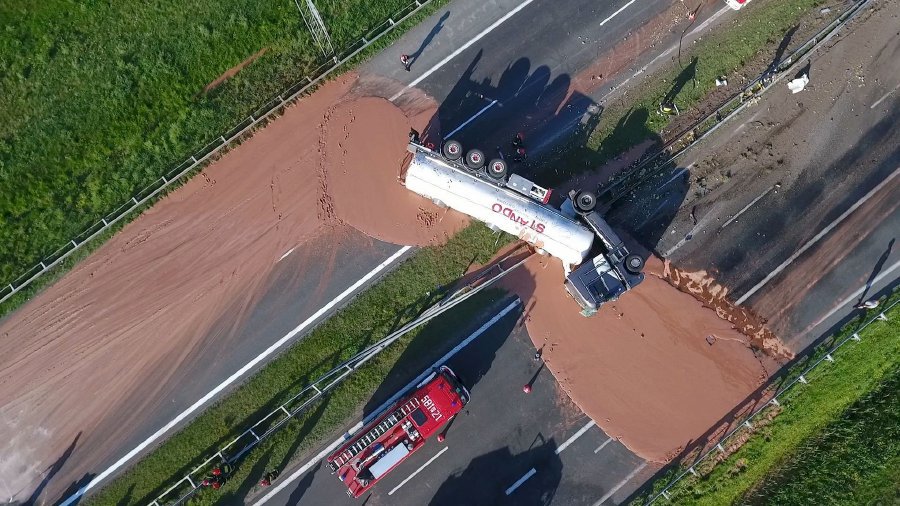 Camión que transportaba toneladas de chocolate volcó sobre la carretera - varsovia-chocolate