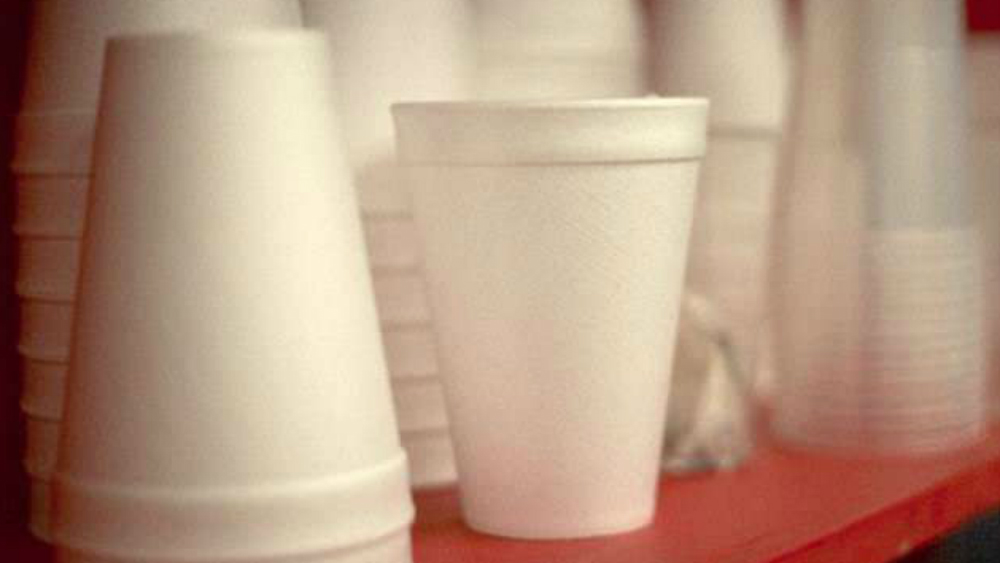 “Probablemente cancerígeno” químico utilizado en envases plásticos y vasos desechables: OMS