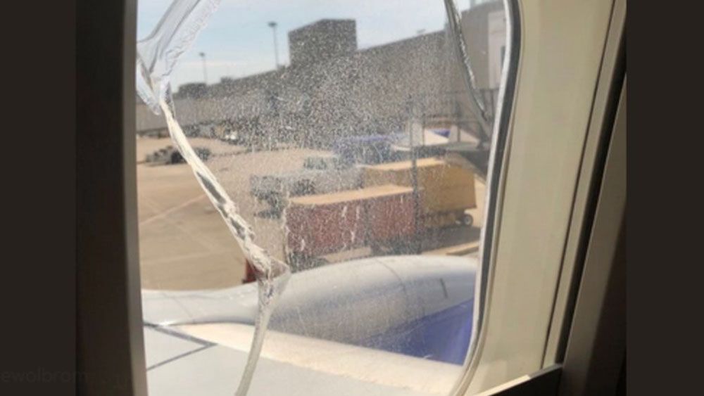 Avión de Southwest aterriza de emergencia tras ruptura de ventana