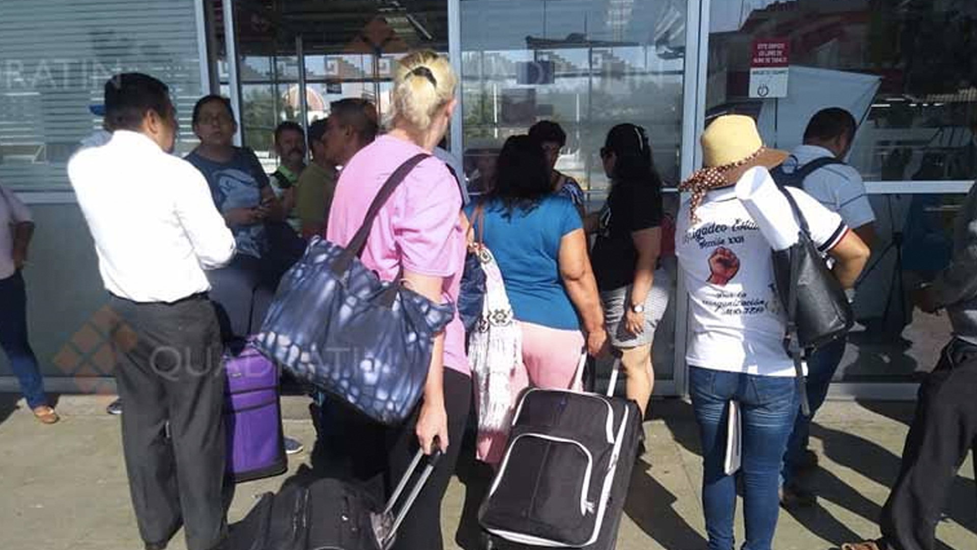 Integrantes de la CNTE afectan terminales aéreas y de autobuses en Oaxaca