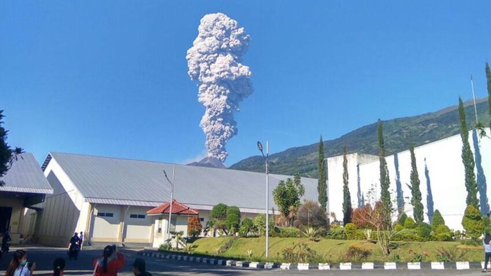 Volcán en Indonesia entra en erupción